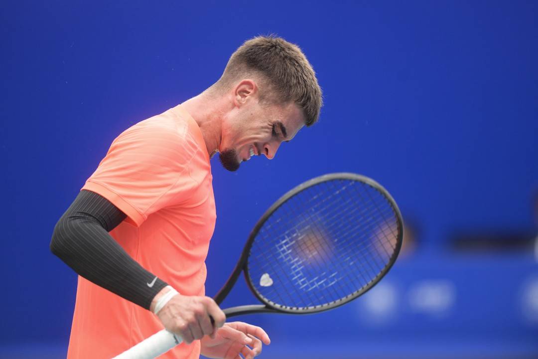 cn, 争夺进入白, 随后穆塞蒂 cn, 争夺进入白, 随后穆塞蒂